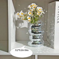 Spiegelkachel-Vase mit Spiraldesign