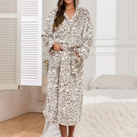 Flauschiger Fleece-Morgenmantel mit Leopardenmuster – Warm und Weich