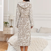 Flauschiger Fleece-Morgenmantel mit Leopardenmuster – Warm und Weich