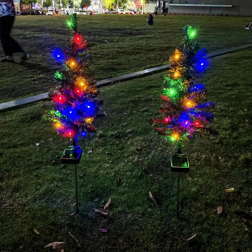 Wetterfester Solar-Weihnachtsbaum — Strahlend schön für verschneite Wintertage