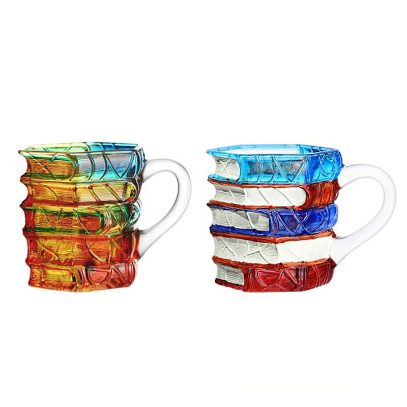 Handgeblasenes Glas-Trinkglas mit Gestapeltem Bücher-Design