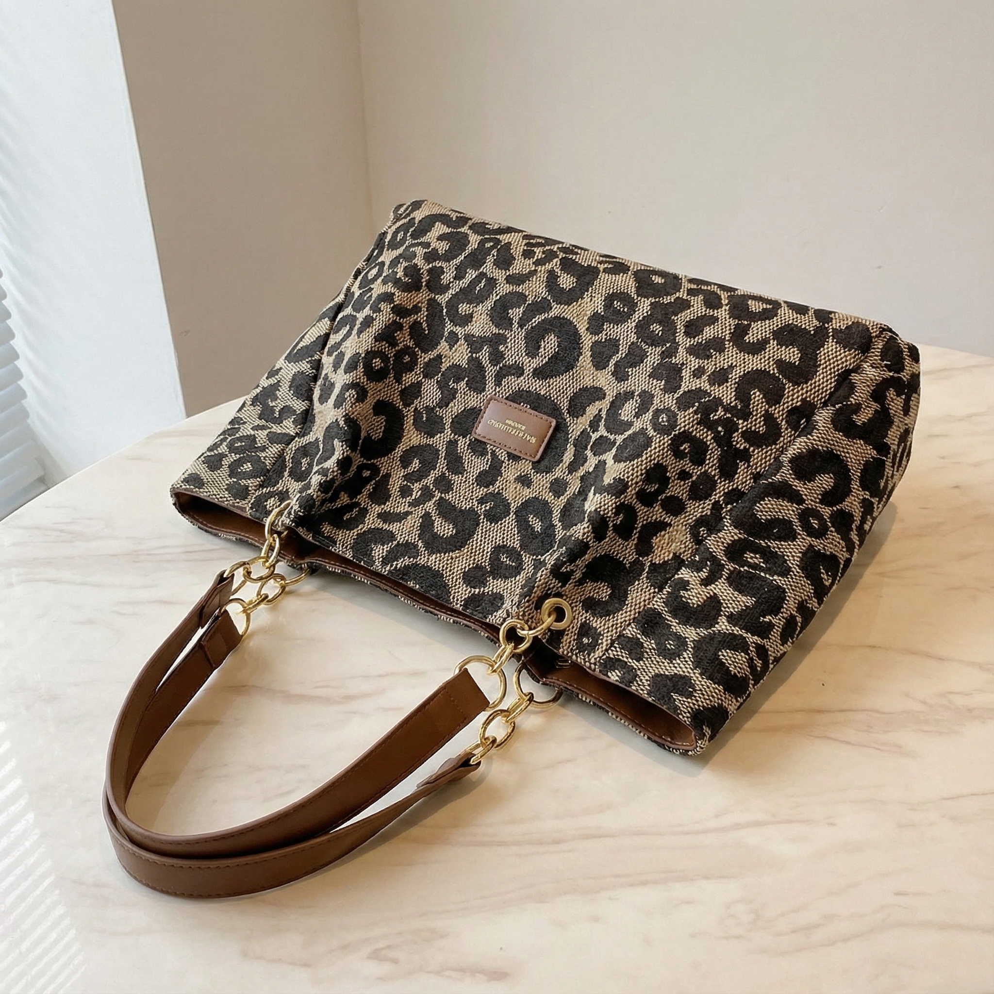 Leotard-Print Tote-Bag mit Goldketten-Detail
