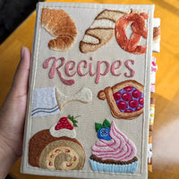 Handgefertigtes Rezeptbuch – Spritzwassergeschützte Seiten & bestickter Einband
