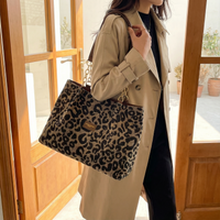 Leotard-Print Tote-Bag mit Goldketten-Detail