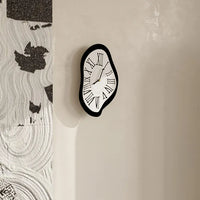 Surrealistische Wanduhr