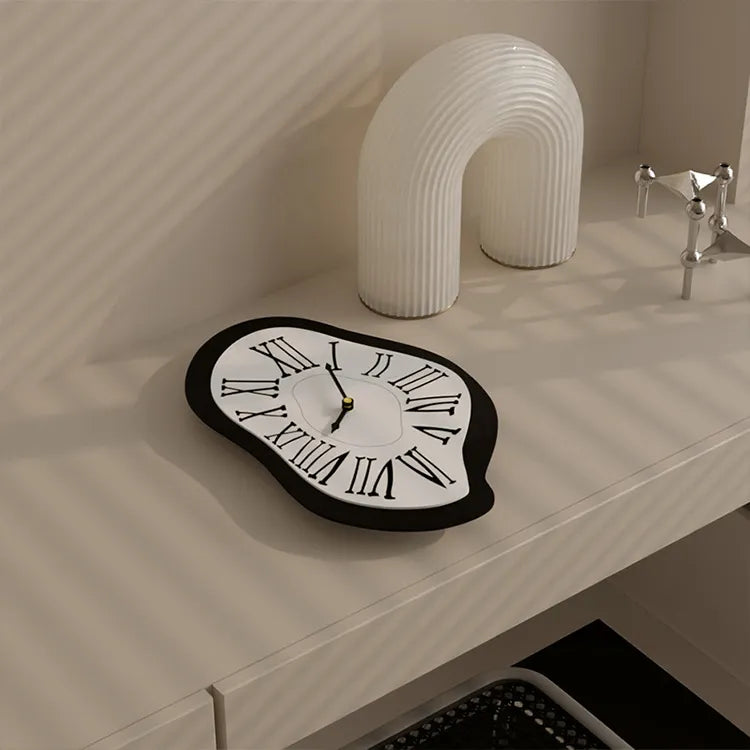 Surrealistische Wanduhr