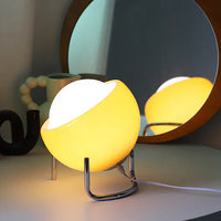 Kugelförmige Tischlampe mit warmem LED-Licht – im Retro-Stil