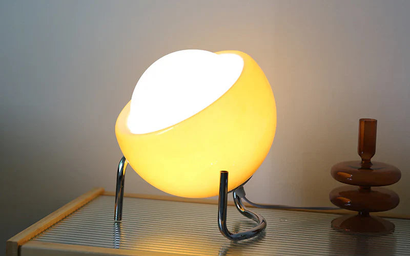 Kugelförmige Tischlampe mit warmem LED-Licht – im Retro-Stil