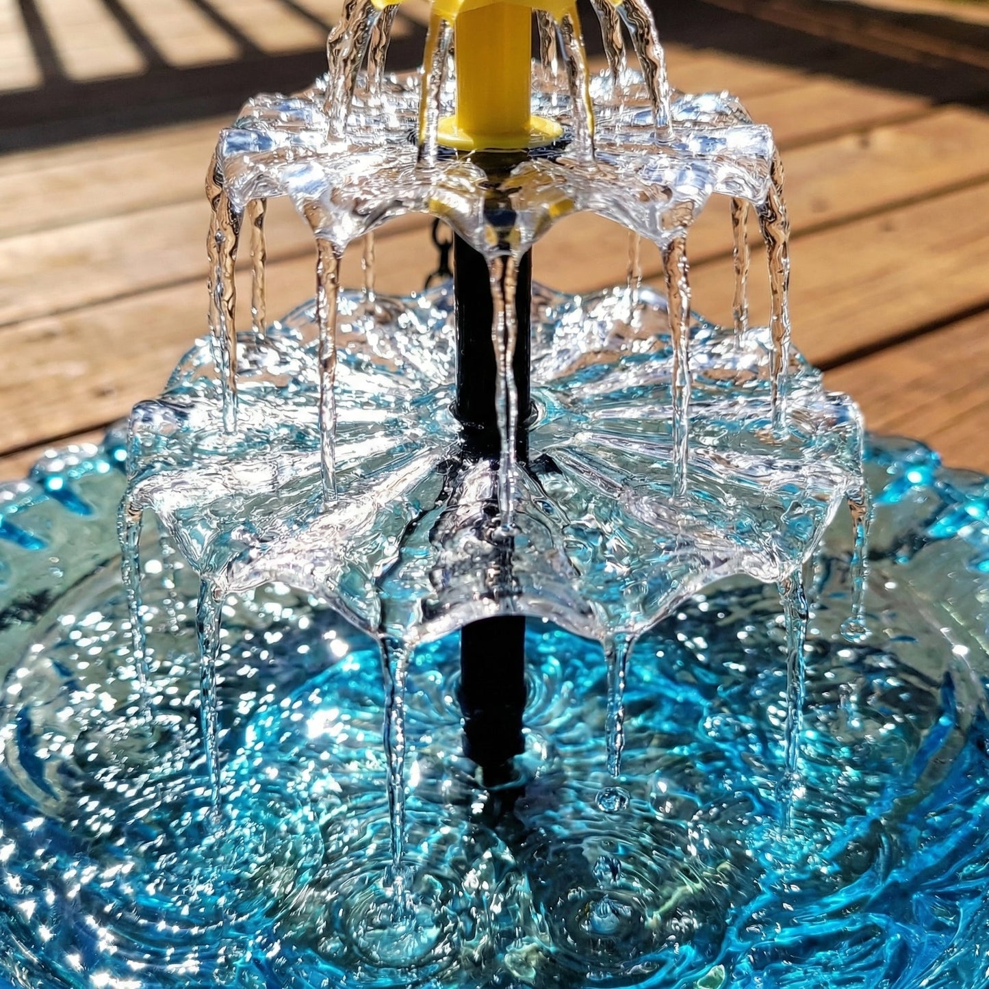 Solarbetriebene Hängende Vogeltränke mit Springbrunnen – Zweistufig