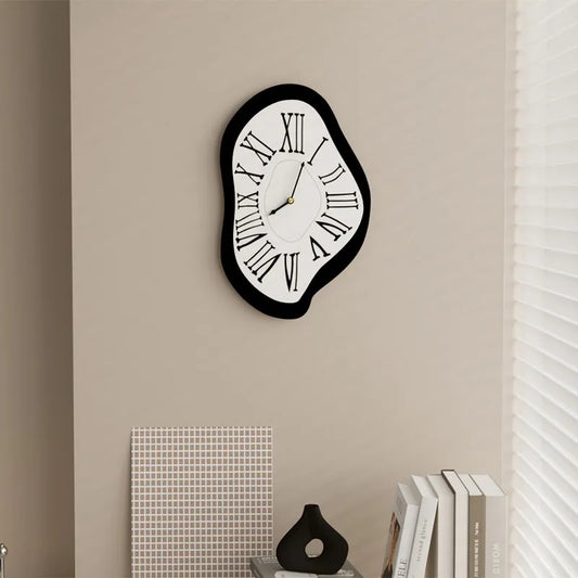 Surrealistische Wanduhr