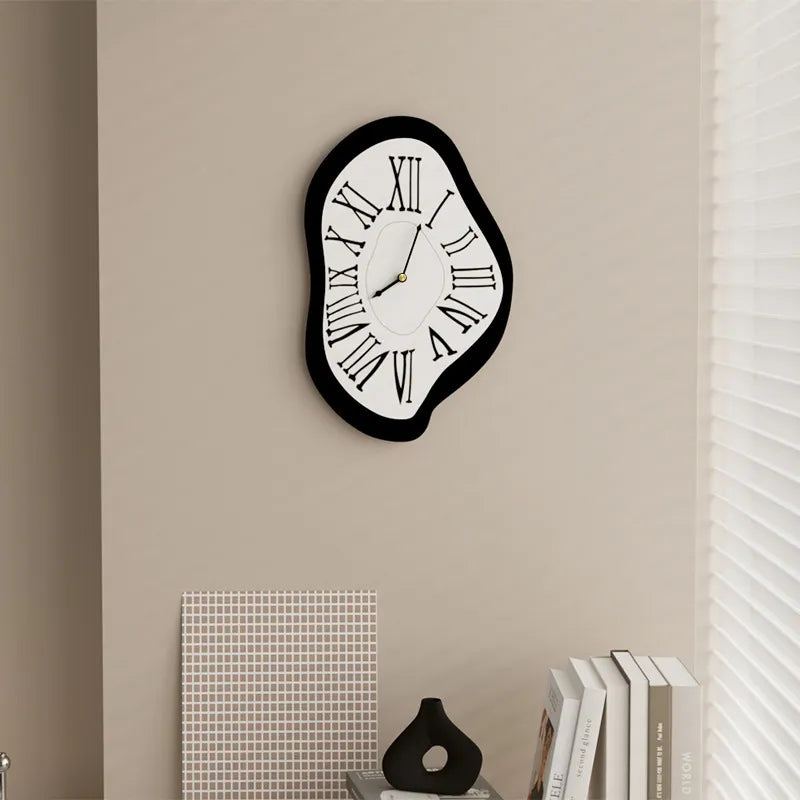 Surrealistische Wanduhr