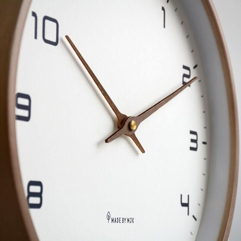 Lautlose Holzwanduhr – Kein Ticken, nur Stille