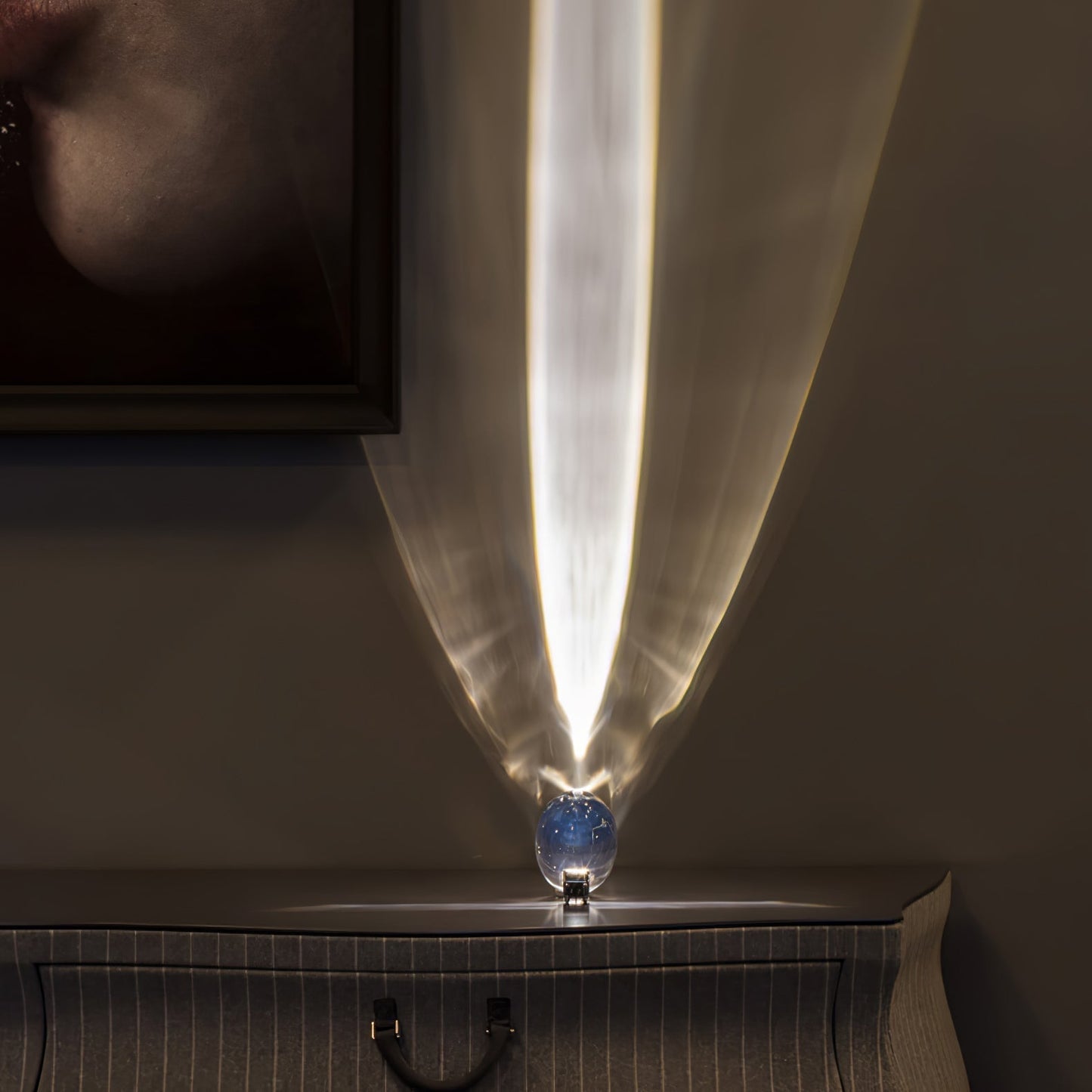 Kristall-Tischlampe mit warmem Lichtreflex